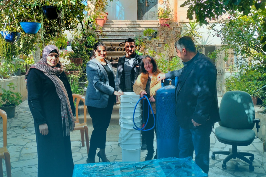 تسليم مشاريع ضمن العطاء المقدم من وزارة الزراعة